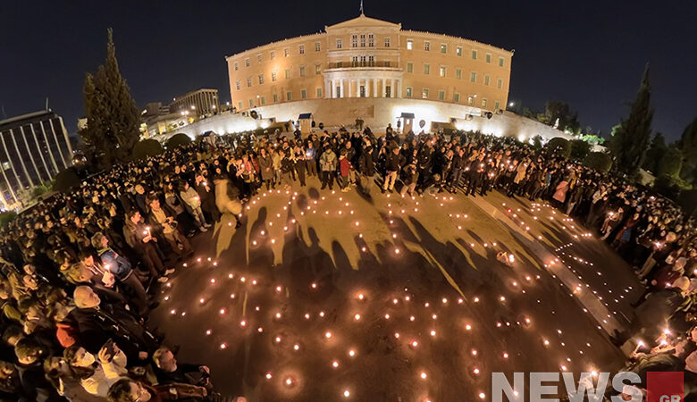 Συγκέντρωση διαμαρτυρίας για την τραγωδία στα Τέμπη – Σχημάτισαν με κεριά τη φράση «πάρε με όταν φτάσεις»