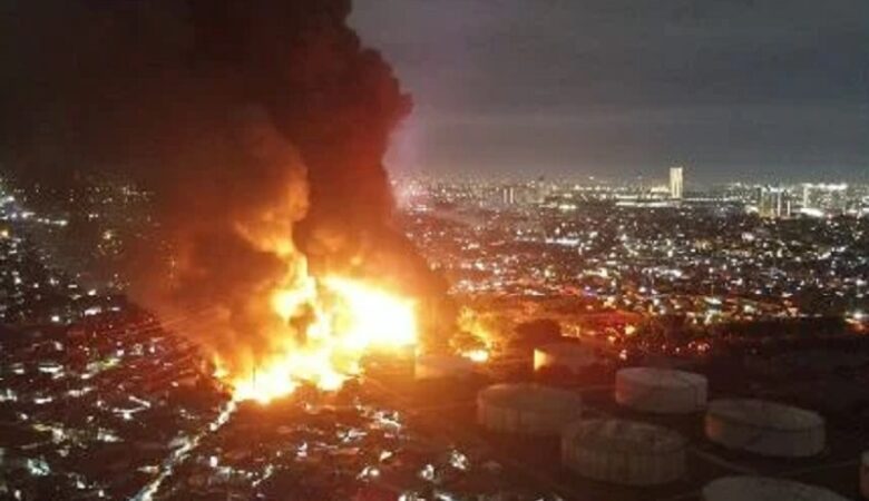 Ινδονησία: Πολύνεκρη τραγωδία από φωτιά σε σταθμό αποθήκευσης καυσίμων στην Τζακάρτα