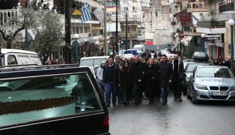 Τέμπη: Θρήνος στα Γιαννιτσά για την 23χρονη Ιφιγένεια – Τραγικές φιγούρες οι γονείς της