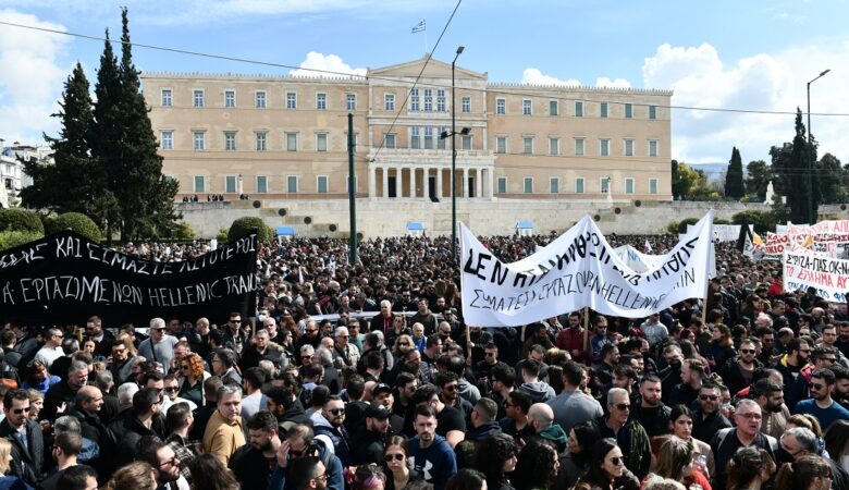 Χιλιάδες διαδηλωτές στο Σύνταγμα για την τραγωδία στα Τέμπη – «Καμία συγκάλυψη του εγκλήματος»
