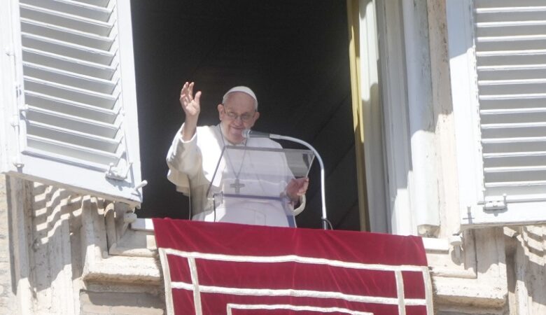 Ο πάπας Φραγκίσκος στο πλευρό των συγγενών των θυμάτων και των τραυματιών της τραγωδίας των Τεμπών