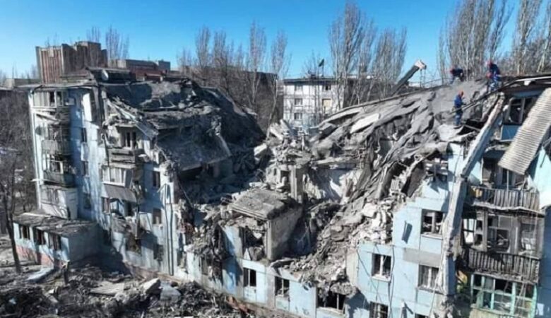 Ουκρανία: Έντεκα νεκροί από ρωσική πυραυλική επίθεση σε πολυκατοικία στη Ζαπορίζια