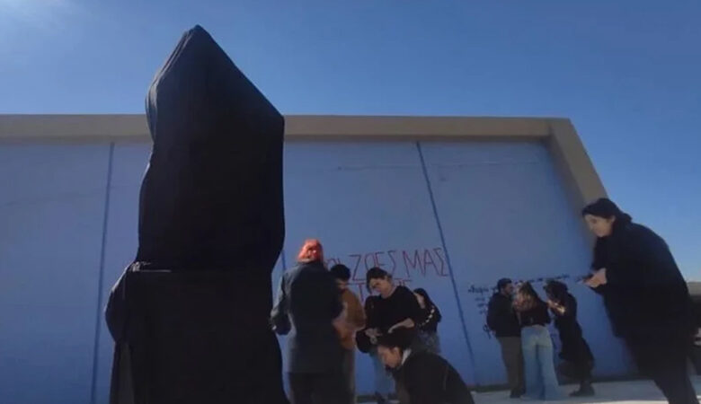 Διαμαρτυρία στο ΑΠΘ για τους 12 φοιτητές που σκοτώθηκαν στα Τέμπη: Κάλυψαν με μαύρο πανί το άγαλμα του Αριστοτέλη