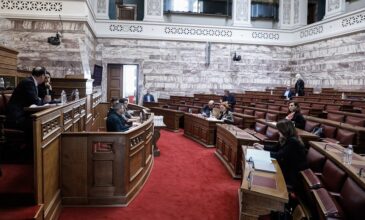 Σφοδρή αντιπαράθεση ΝΔ και ΣΥΡΙΖΑ στη Βουλή για την τραγωδία στα Τέμπη