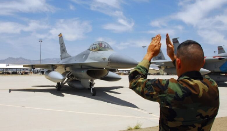 Οι ΗΠΑ αξιολογούν τις δεξιότητες των Ουκρανών πιλότων για να τους εκπαιδεύσουν στα F-16