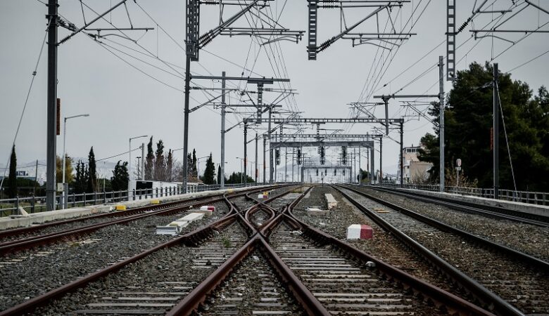 Διεκόπη η σιδηροδρομική κυκλοφορία στη Δεκέλεια – Δένδρα έπεσαν σε καλώδια του ΟΣΕ