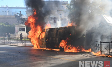 Επεισόδια στην Αθήνα μετά το συλλαλητήριο για τα Τέμπη – Έσπασαν το μνημείο για τα θύματα της Marfin και έκαψαν βαν