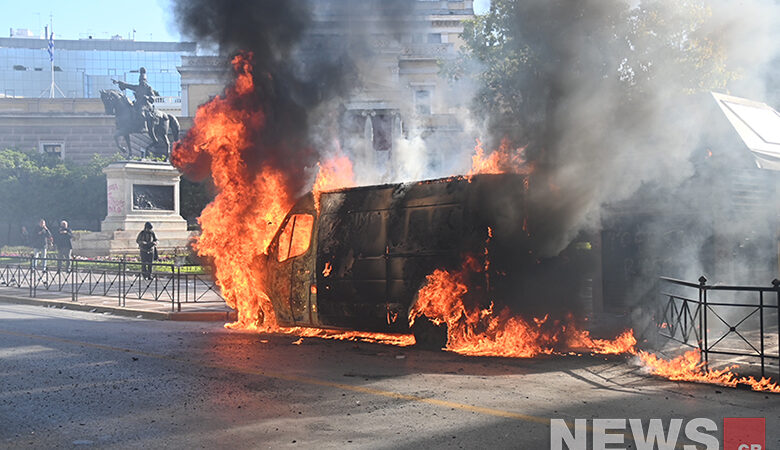 Επεισόδια στην Αθήνα μετά το συλλαλητήριο για τα Τέμπη – Έσπασαν το μνημείο για τα θύματα της Marfin και έκαψαν βαν