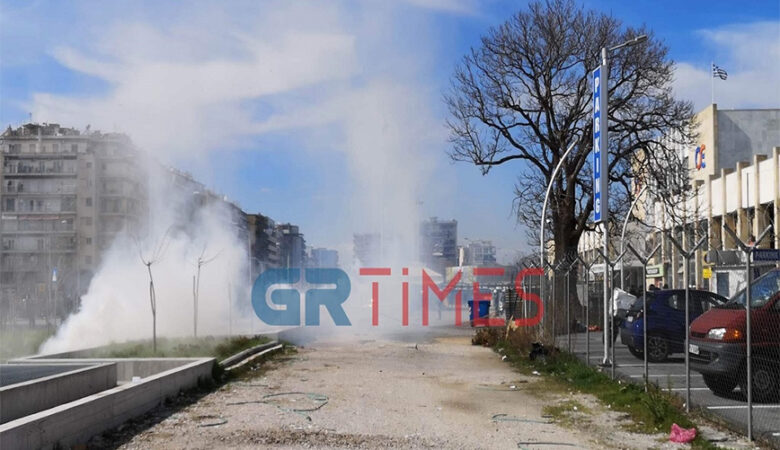 Θεσσαλονίκη: Πεδίο μάχης έξω από τον ΟΣΕ μεταξύ κουκουλοφόρων και ΜΑΤ – Δείτε φωτογραφίες