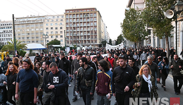 Μαζικές συγκεντρώσεις στο κέντρο της Αθήνας – Πλήθος κόσμου διαδηλώνει για τα Τέμπη και την ημέρα της Γυναίκας