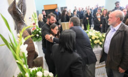 Τέμπη: Πλήθος κόσμου είπε το τελευταίο «αντίο» στον Βάιο Βλάχο – Παρών και ο Αλέξης Τσίπρας