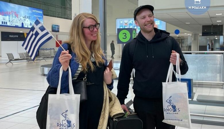 Έφτασαν οι πρώτοι τουρίστες στο αεροδρόμιο της Ρόδου – Τους υποδέχθηκαν με δώρα και ελληνικές σημαίες