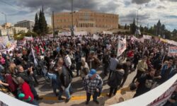 Αθήνα: 12.000 άτομα στο συλλαλητήριο για την τραγωδία στα Τέμπη, σύμφωνα με την ΕΛ.ΑΣ