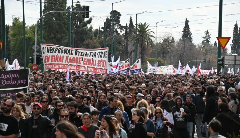 Αθήνα: Ολοκληρώθηκε η πορεία στα γραφεία του ΟΣΕ για την τραγωδία στα Τέμπη – Άνοιξαν οι σταθμοί του Μετρό