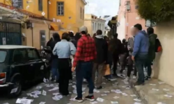 Μέλη του Ρουβίκωνα πέταξαν τρικάκια έξω από το σπίτι του Κώστα Αχ. Καραμανλή
