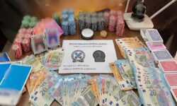 Αχαΐα: Είχαν μετατρέψει χώρο πυλωτής σε χαρτοπαικτική λέσχη