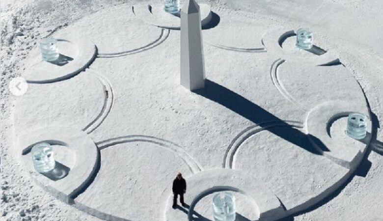Ελβετία: Εντυπωσιάζει ηλιακό ρολόι από πάγο του Ντάνιελ Άσραμ στις Άλπεις