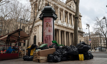 Γαλλία: Η πόλη των… σκουπιδιών έχει γίνει το Παρίσι – Σέλφι στα βουνά απορριμμάτων για τους επισκέπτες