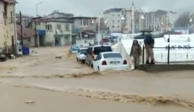 Τουρκία: Μετά τους σεισμούς, οι πλημμύρες – Εννέα άνθρωποι έχασαν τη ζωή τους – Συγκλονιστικά βίντεο