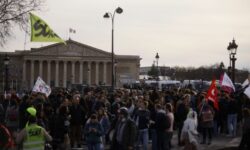 Γαλλία: Πορεία διαμαρτυρίας νέων προς την Εθνοσυνέλευση για την έγκριση της συνταξιοδοτικής μεταρρύθμισης