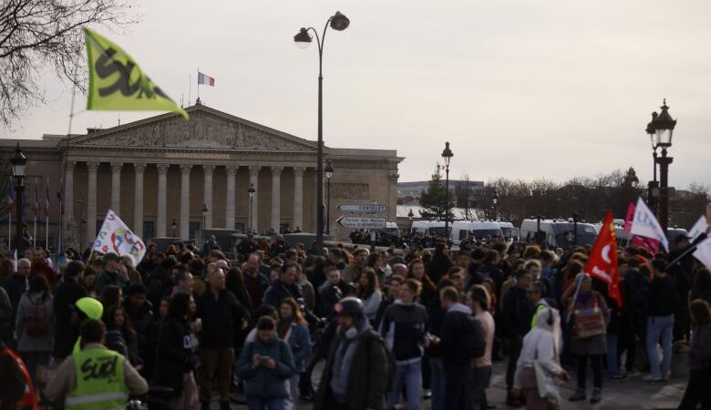 Γαλλία: Πορεία διαμαρτυρίας νέων προς την Εθνοσυνέλευση για την έγκριση της συνταξιοδοτικής μεταρρύθμισης
