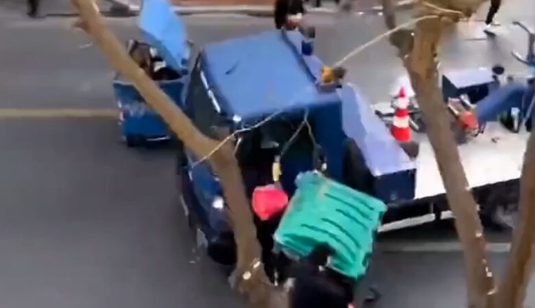 Αθήνα: Γερανός της αστυνομίας πέφτει σε κάδους που έβαλαν στον δρόμο διαδηλωτές – Βίντεο του News