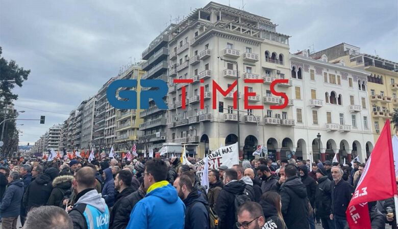 Θεσσαλονίκη: Πορεία για την σιδηροδρομική τραγωδία στα Τέμπη – Δείτε βίντεο και φωτογραφίες