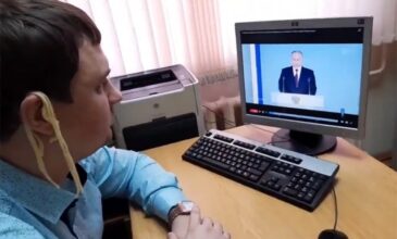 Ρωσία: Πρόστιμο σε βουλευτή που ειρωνεύτηκε τον Πούτιν κρεμώντας μακαρόνια στα αυτιά του