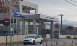 Βόλος: Απέδρασε από τα κρατητήρια ανοίγοντας το κελί με… τηλεκάρτα