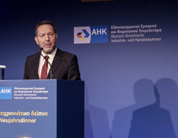 Στουρνάρας: Τελειώνουν οι αυξήσεις των επιτοκίων – Δεν θα υπάρξει πρόβλημα στις ελληνικές τράπεζες