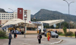 Πανικός στο νοσοκομείο Χανίων, όταν φορτηγό γκρέμισε την πύλη εισόδου – Δείτε εικόνες