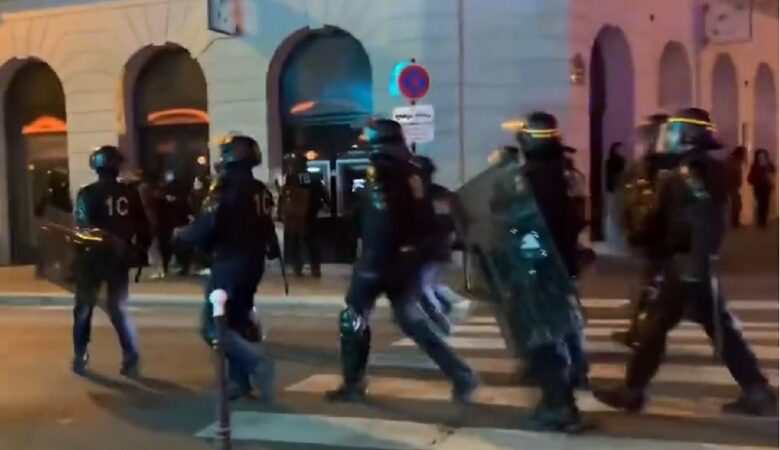 Γαλλία: Αστυνομικός γρονθοκοπεί διαδηλωτή και τον αφήνει αναίσθητο – Δείτε βίντεο