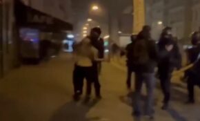 Γαλλία: Βίντεο σοκ με αστυνομικό να χτυπάει διαδηλωτή και να τον ρίχνει αναίσθητο