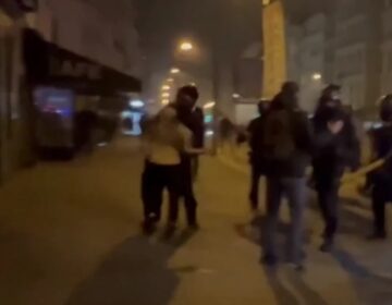 Γαλλία: Βίντεο σοκ με αστυνομικό να χτυπάει διαδηλωτή και να τον ρίχνει αναίσθητο