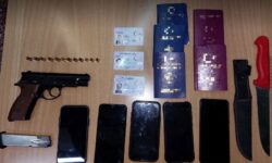 Λέσβος: Συνελήφθησαν τρεις αλλοδαποί με όπλα που προσέγγισαν με βάρκα από την Τουρκία τα παραλία του νησιού
