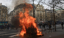 Γαλλία: Πεδία «μαχών» το Παρίσι και άλλες πόλεις στις διαδηλώσεις για το συνταξιοδοτικό
