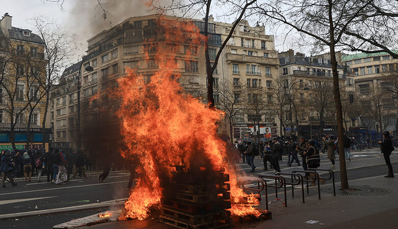 Γαλλία: Πεδία «μαχών» το Παρίσι και άλλες πόλεις στις διαδηλώσεις για το συνταξιοδοτικό