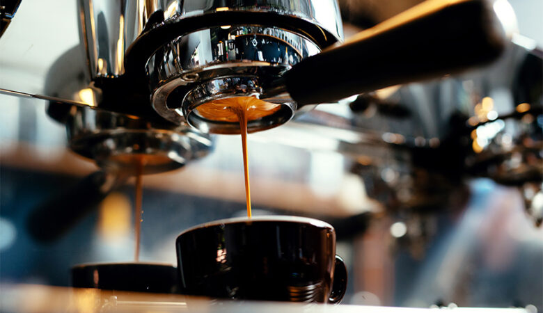 Γιατί καφενείο σερβίρει καφέ που κοστίζει… 800 ευρώ – Τι ιδιαίτερο έχει