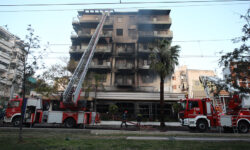 Νέα Σμύρνη: Μεγάλη φωτιά σε εστιατόριο με δύο τραυματίες – Πληροφορίες για εμπρηστική επίθεση