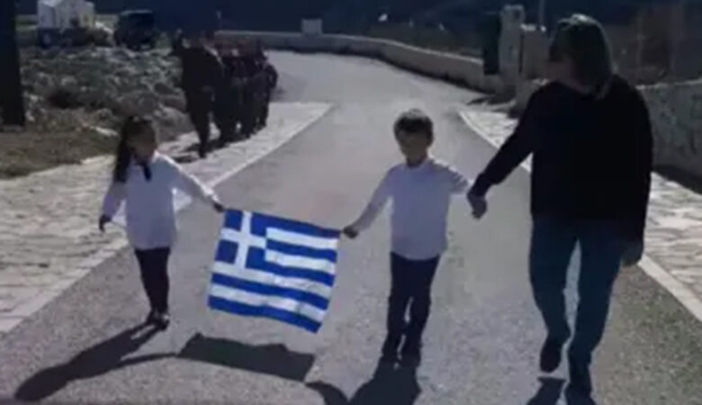 25η Μαρτίου: Συγκινητική η παρέλαση των δύο μικρών μαθητών στη Γαύδο – Δείτε βίντεο