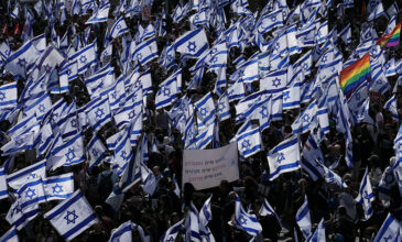 Ισραήλ: Ομάδα διαδηλωτών φτιάχνει πάνω από μισό εκατομμύριο σημαίες