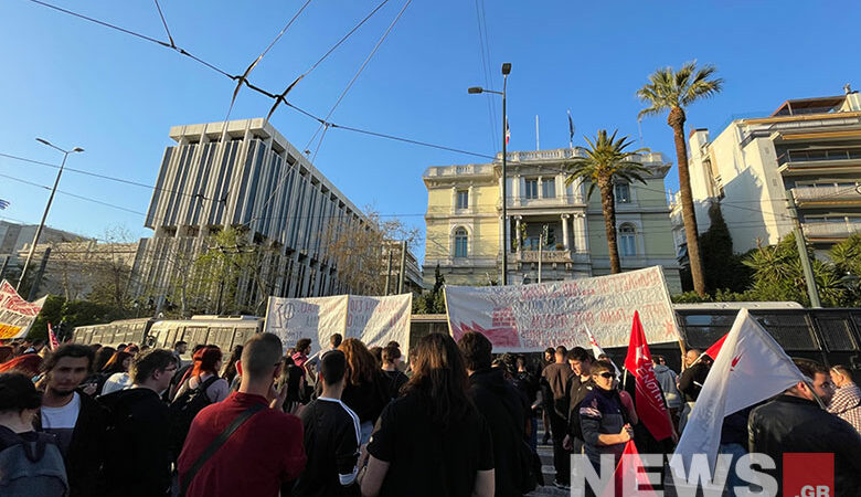 Αθήνα: Συγκέντρωση διαμαρτυρίας έξω από την γαλλική πρεσβεία – Δείτε φωτογραφίες του News
