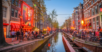 Γιατί το Άμστερνταμ αποφάσισε να αποθαρρύνει τους Βρετανούς τουρίστες – Βίντεο η νέα καμπάνια του με το «Stay Away»