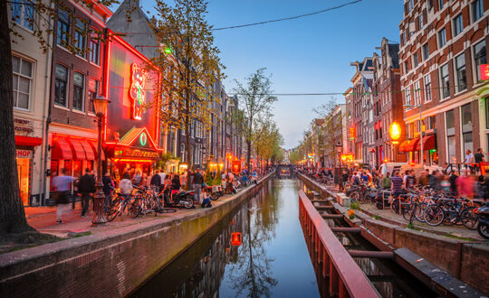 Γιατί το Άμστερνταμ αποφάσισε να αποθαρρύνει τους Βρετανούς τουρίστες – Βίντεο η νέα καμπάνια του με το «Stay Away»