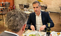 O Κώστας Μπακογιάννης δείπνησε στο εστιατόριο στου Ψυρρή που ήθελαν να ανατινάξουν οι Πακιστανοί