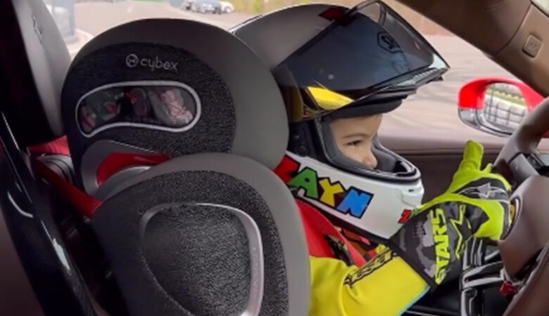 Παιδί – «θαύμα» οδηγεί Ferrari 1.000 ίππων και γίνεται viral – Δείτε βίντεο
