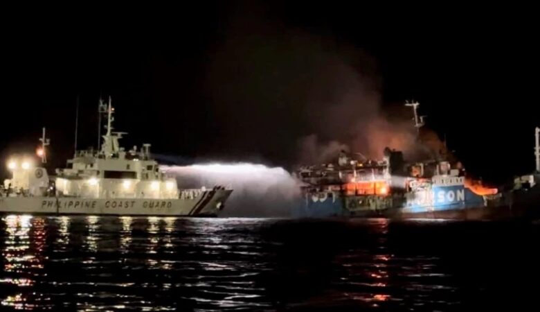 Φιλιππίνες: Φωτιά σε επιβατικό πλοίο με 10 νεκρούς – Διασώθηκαν άλλοι 230 άνθρωποι