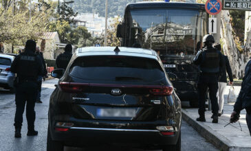 Τρομοκρατικό δίκτυο στην Αθήνα: Στον ανακριτή οι δύο συλληφθέντες  – Δείτε φωτογραφίες