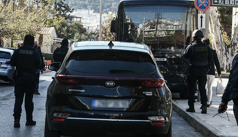 Τρομοκρατικό δίκτυο στην Αθήνα: Στον ανακριτή οι δύο συλληφθέντες  – Δείτε φωτογραφίες