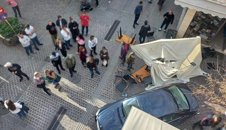 Χανιά: Αυτοκίνητο έπεσε σε καφετέρια στον πεζόδρομο της παλιάς πόλης – Δείτε βίντεο